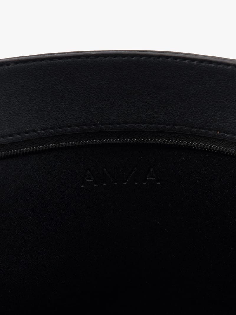 Signature Tote in Matte Onyx, logo detail